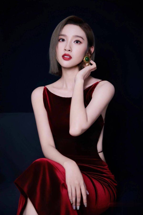 龙辉配资 唐艺昕不算大红，却凭绝美长相惊艳众人